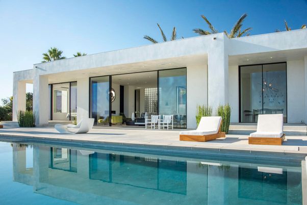 Exterior, Facade, Pool, Modern