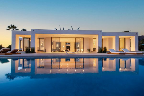 Exterior, Facade, Pool, Modern