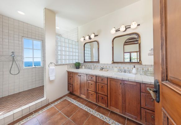 Bathroom, Dual Sink Vanities, Interior, Recessed Lighting