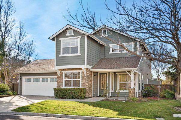 Attached, Exterior, Facade, American Craftsman