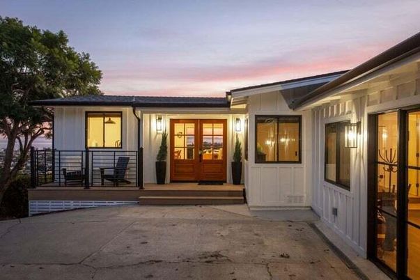 Exterior, Facade, Ranch