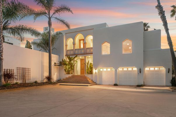 Attached, Exterior, Facade, Modern