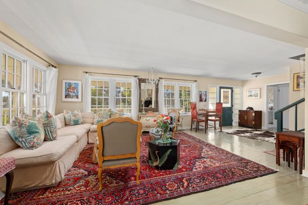 Chandelier, Dining room, Interior, Living room