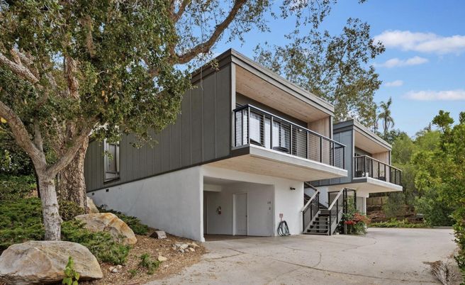 Exterior, Facade, Modern
