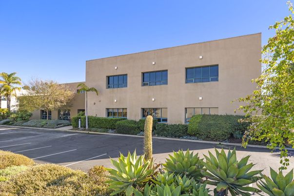 Exterior, Facade, Modern