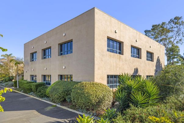 Exterior, Facade, Modern