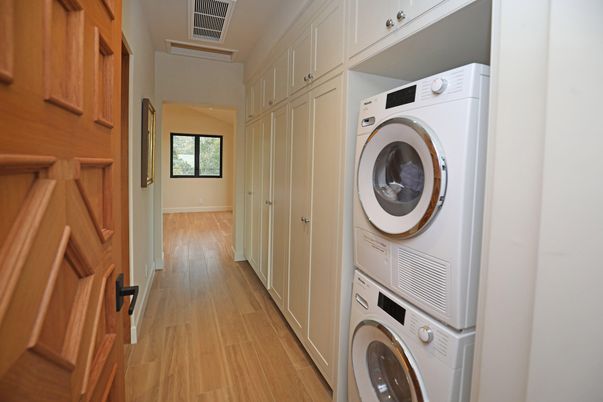 Interior, Utility Closets, Washer, Wood Texture Flooring