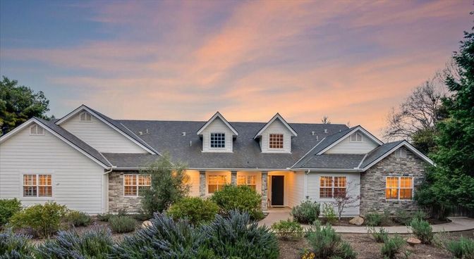 Exterior, Facade, Farmhouse