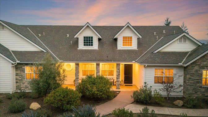 Exterior, Facade, Ranch