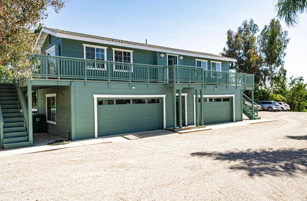 Attached, Exterior, Facade, Modern