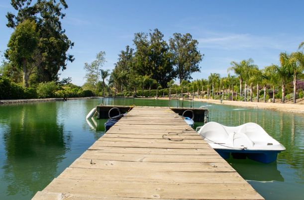 Exterior, Lake