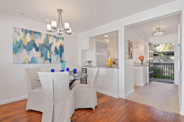 Chandelier, Dining room, Interior, Kitchen, Recessed Lighting, Wood Texture Flooring