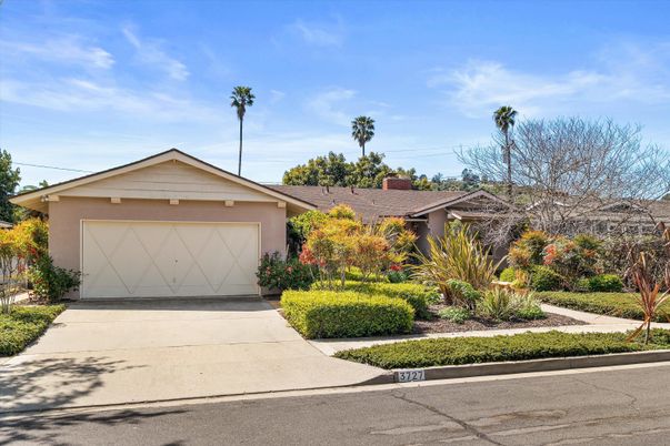Attached, Exterior, Facade, Ranch