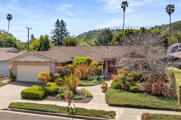 Attached, Exterior, Facade, Ranch