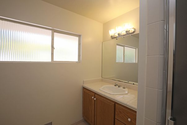 Bathroom, Interior, Tile Countertops