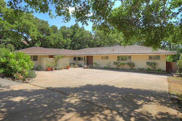 Exterior, Facade, Ranch