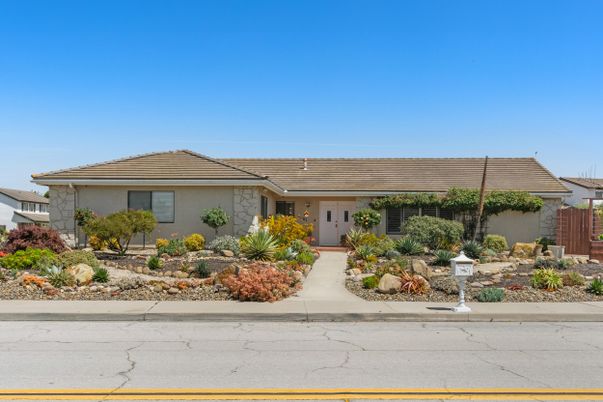 Exterior, Facade, Ranch