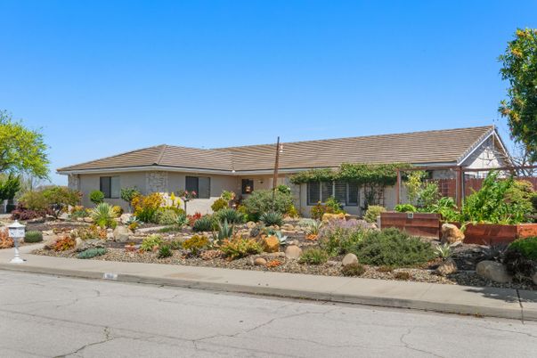 Exterior, Facade, Ranch