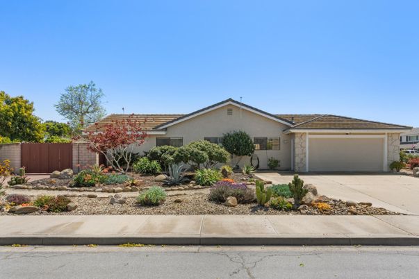 Attached, Exterior, Facade, Ranch