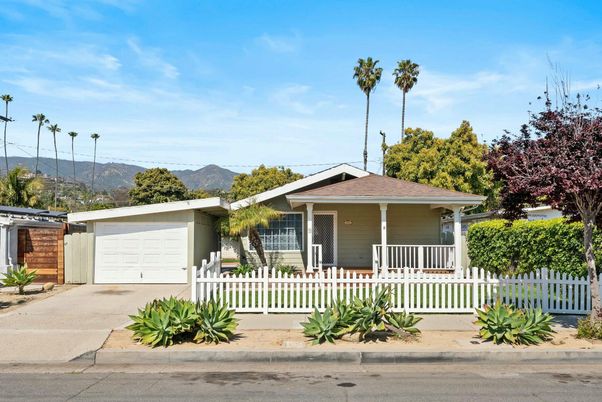 Attached, Exterior, Facade, American Craftsman