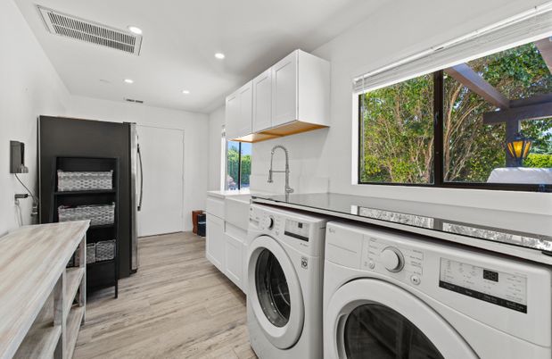 Interior, Recessed Lighting, Washer, Wood Texture Flooring