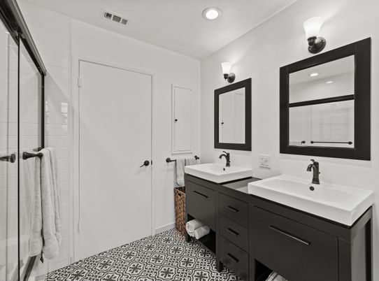 Bathroom, Dual Sink Vanities, Interior, Recessed Lighting