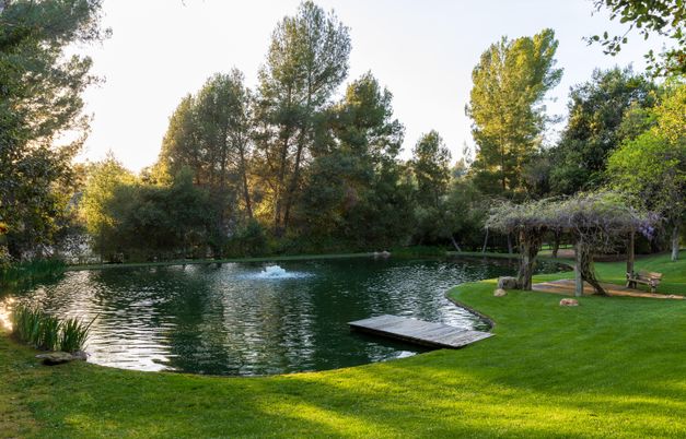 Exterior, Lake
