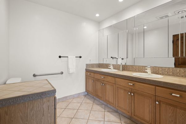 Bathroom, Dual Sink Vanities, Interior, Recessed Lighting