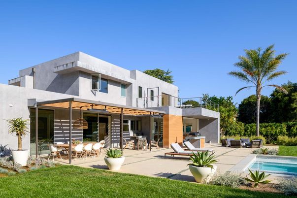 Backyard, Exterior, Facade, Pool, Modern