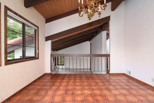 Chandelier, Empty room, Interior, Wooden Beams, Wooden Ceilings