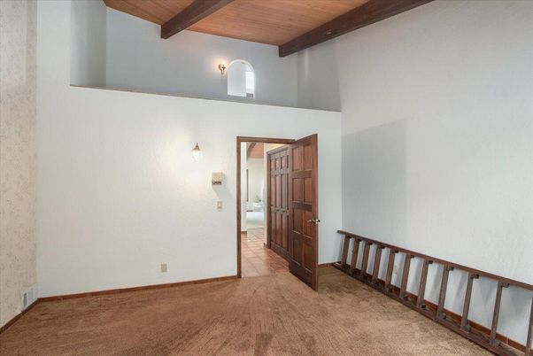 Empty room, Interior, Wooden Beams, Wooden Ceilings