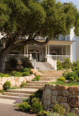 Exterior, Facade, Modern