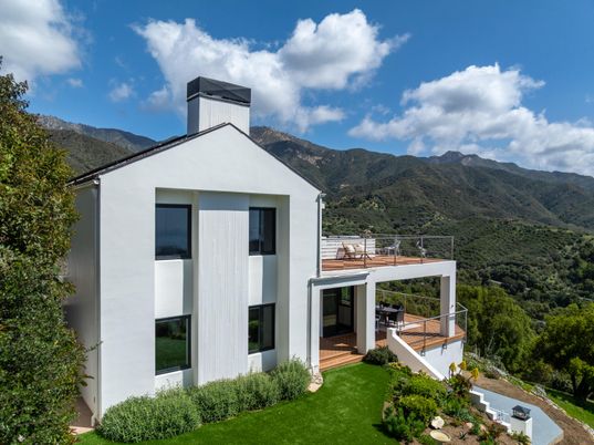 Exterior, Facade, Modern