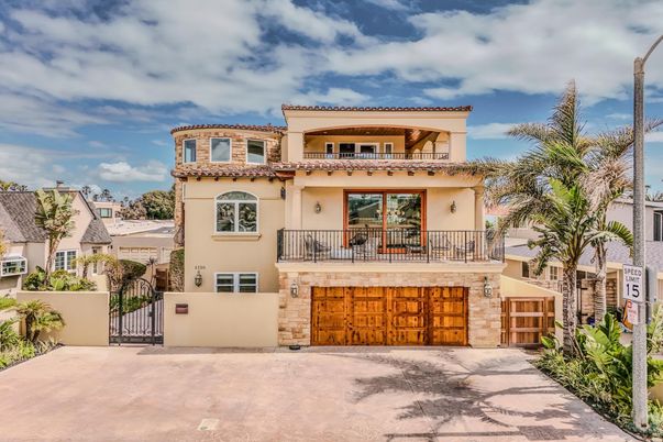 Attached, Exterior, Facade, Mediterranean