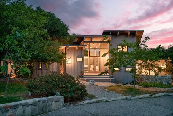 Exterior, Facade, Modern