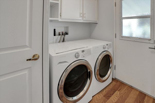 Interior, Utility Closets, Washer, Wood Texture Flooring
