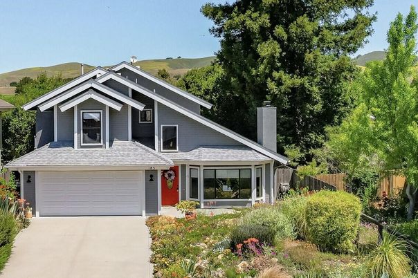 Attached, Exterior, Facade, American Craftsman
