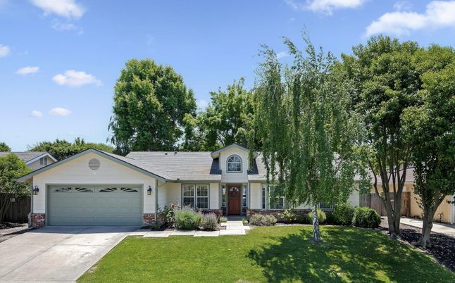 Attached, Exterior, Facade, Ranch