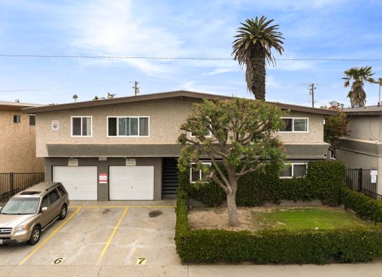 Attached, Exterior, Facade, Split Level