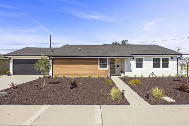 Attached, Exterior, Facade, Ranch