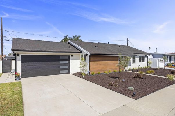 Attached, Exterior, Facade, Ranch