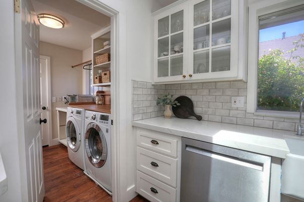 Interior, Washer, Wood Texture Flooring