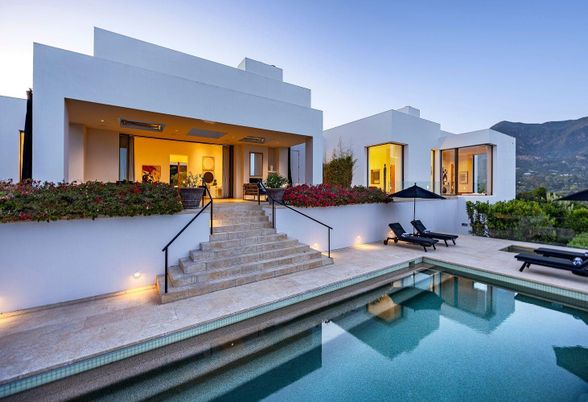 Exterior, Facade, Pool, Modern