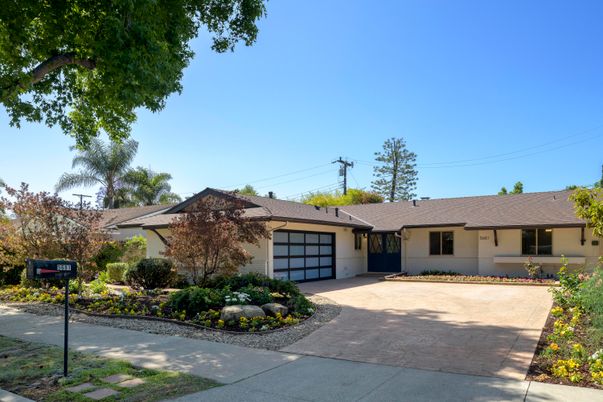 Attached, Exterior, Facade, Ranch