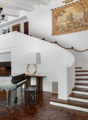 Interior, Piano