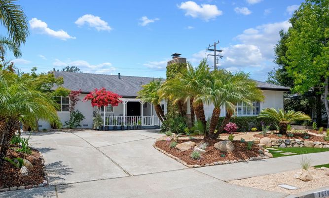 Exterior, Facade, Ranch