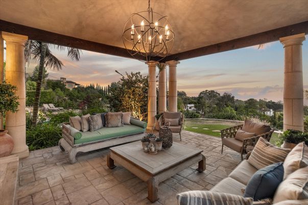 Chandelier, Exterior, Interior, Living room
