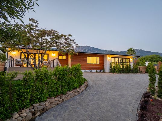 Exterior, Facade, Modern