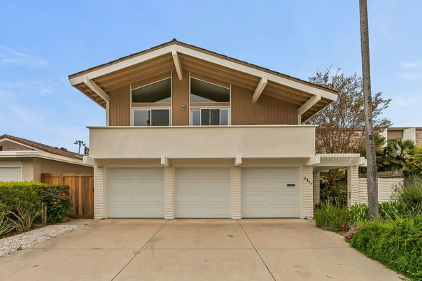 Attached, Exterior, Facade, Modern