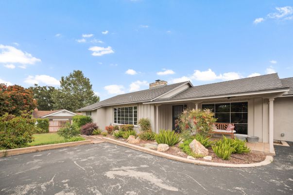 Exterior, Facade, Ranch